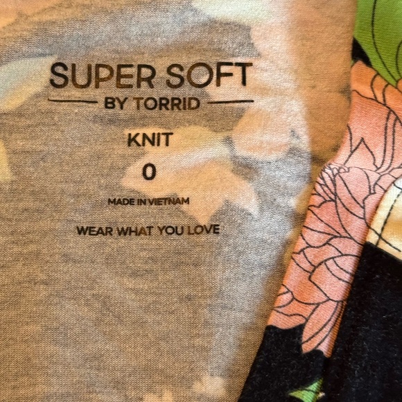 Torrid Black and Green floral V-neck with Short Sleeves - Picture 5 of 5